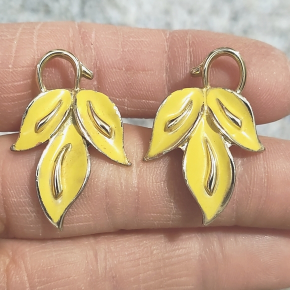CORO EARLY 70s VINTAGE GOLD-TONE YELLOW THREE LEAF DROP CLIP-ON 1.3" EARRINGS - Picture 1 of 8